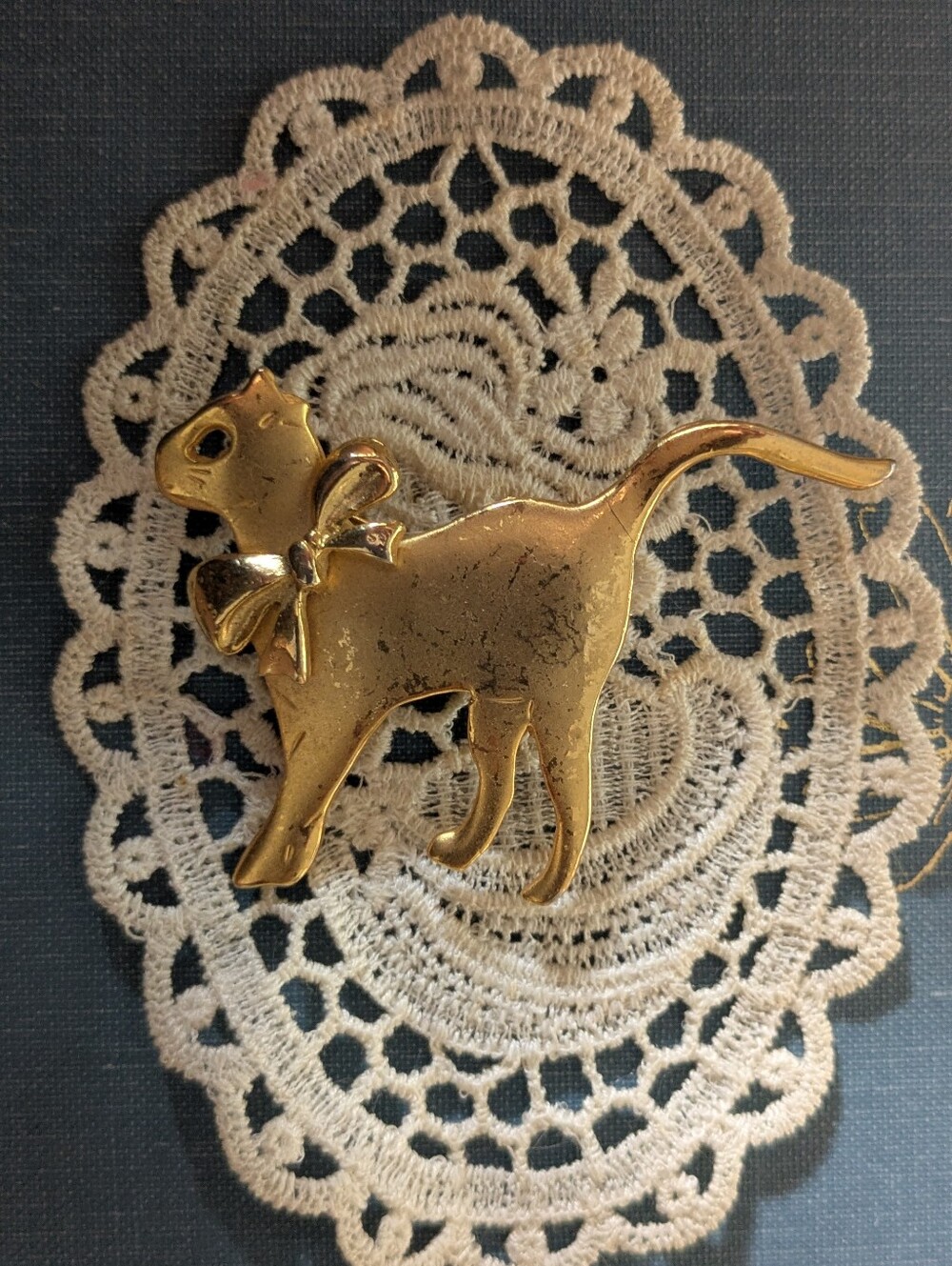 Vintage Gold Tone Cat Brooch with Bow‎ Kitty Pin Made in Thailand